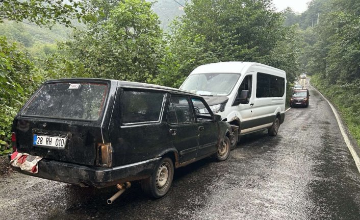 Giresun'da minibüsle otomobilin çarpıştığı kazada 3 kişi yaralandı