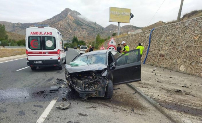 Gümüşhane'de istinat duvarına çarpan otomobildeki 3 kişi yaralandı