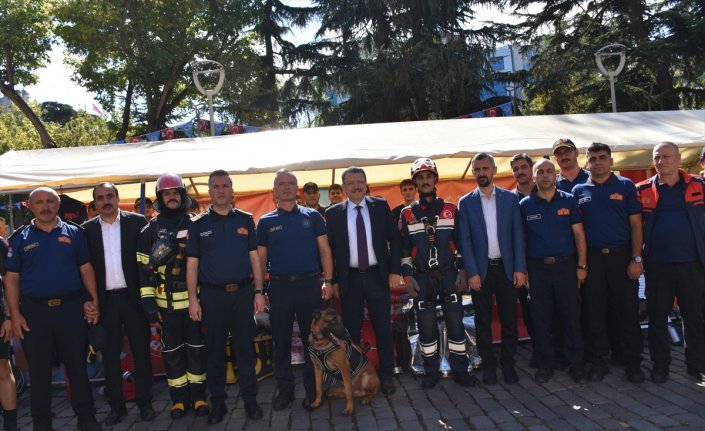 “İtfaiye Haftası“ tulumbacı kıyafetli tiyatrocular ve itfaiyecilerin yürüyüşüyle kutlandı