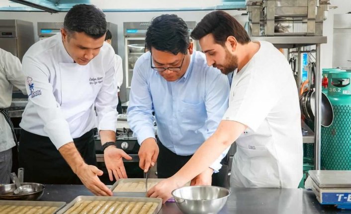 Karabük Üniversitesi akademisyenleri Tayland'daki üniversitede baklavayı tanıttı