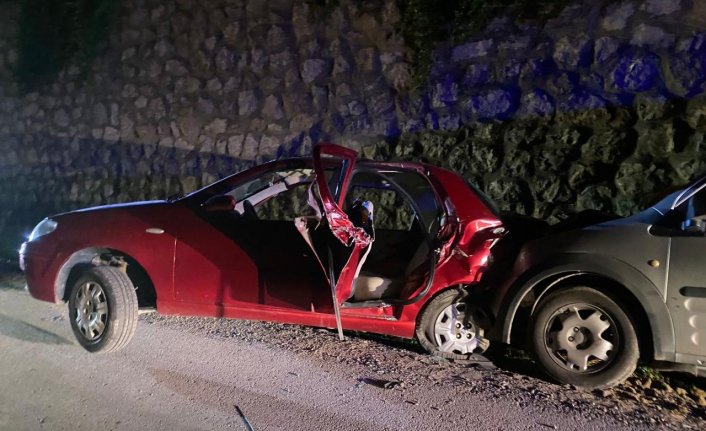 Karabük'te hafif ticari araç ile otomobilin çarpıştığı kazada 4 kişi yaralandı