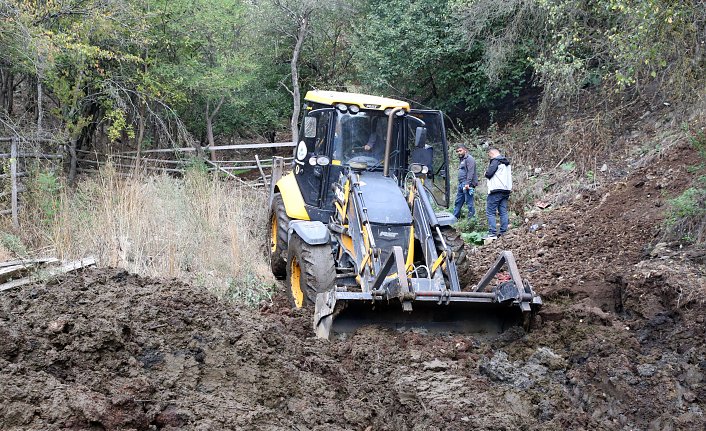 Kastamonu'da 18 yıl önce kaybolan kadının oğlunun evinin bahçesi kepçeyle aranıyor