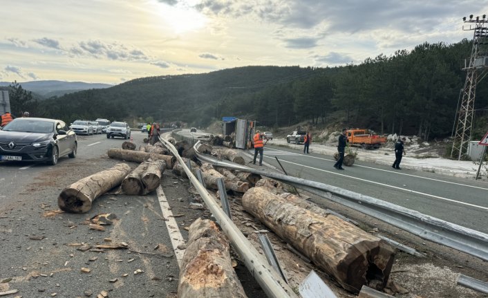 Kastamonu'da devrilen tomruk yüklü tırın sürücüsü yaralandı