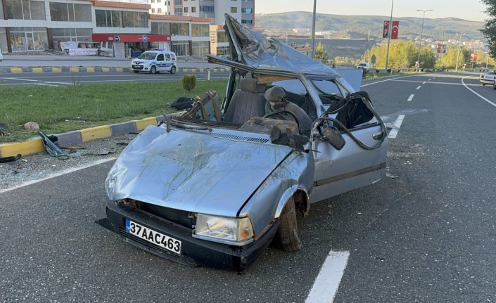 Kastamonu'da iki otomobilin çarpıştığı kazada 3 kişi yaralandı