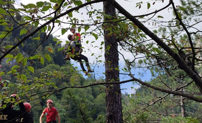 Kastamonu'da kayalıklarda mahsur kalan 2 madenci helikopterle kurtarıldı