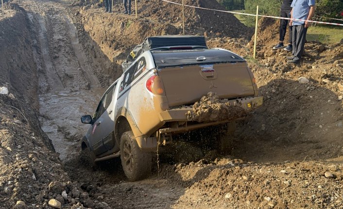 Kastamonu'da off-road araçları performans gösterisi yaptı