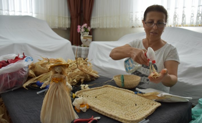 Mısır kabuklarından hediyelik eşya üretiyor