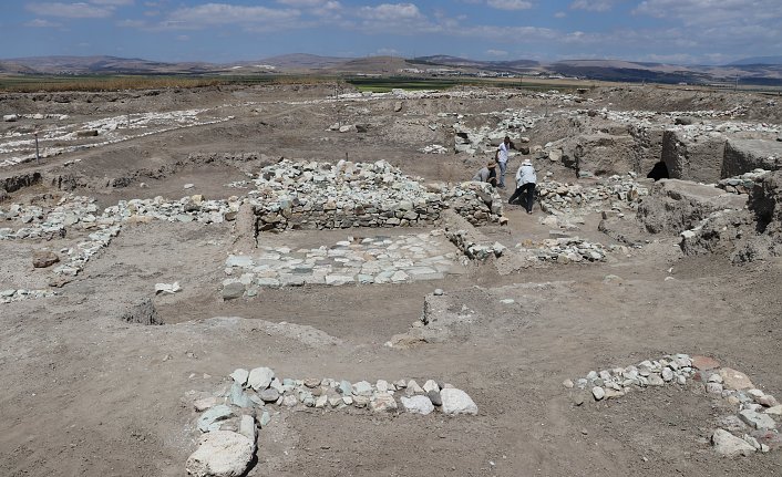 Oluz Höyük'teki kazılarda 18 yılda 6 uygarlığa ait 2 binden fazla eser bulundu