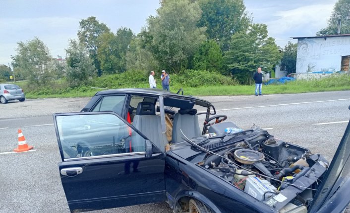 Samsun'da aydınlatma direğine çarpan otomobildeki 2 kişi yaralandı