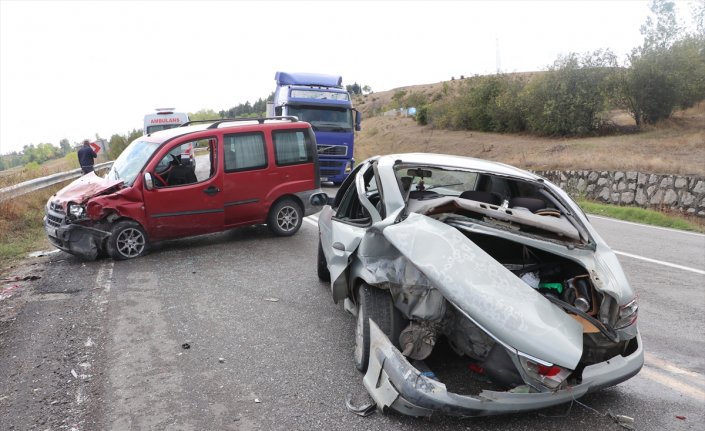 Samsun'da hafif ticari araçla otomobilin çarpıştığı kazada 4 kişi yaralandı