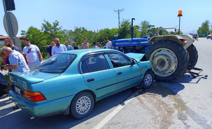 Samsun'da otomobil ile traktörün çarpıştığı kazada 3 kişi yaralandı