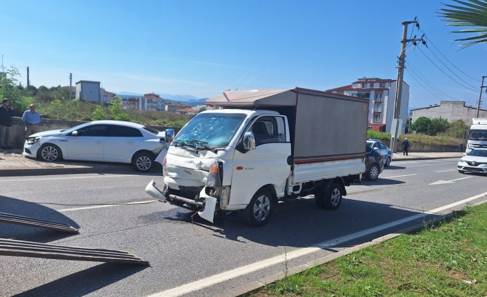 Bafra'da otomobile çarpan kamyonetteki kişi yaralandı