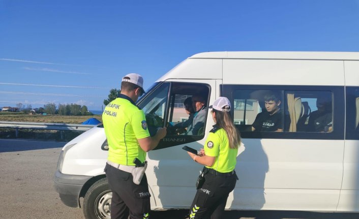 Yakakent'te polis okul servislerine yönelik denetim yaptı