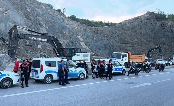 Samsun'da taş ocağındaki patlatma sırasında fırlayan taşlar araçlara çarptı, 4 kişi yaralandı