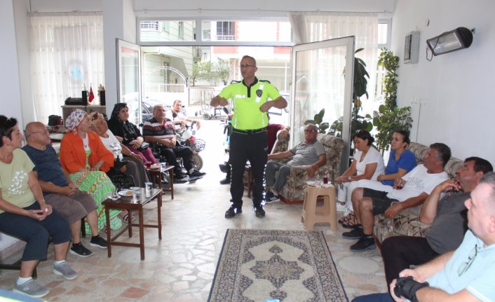 Bafra'da trafik polisi engelli bireylere trafik eğitimi verdi