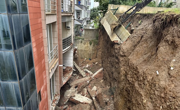 Sinop'ta sağanak nedeniyle istinat duvarı yıkıldı, bazı yollarda hasar oluştu