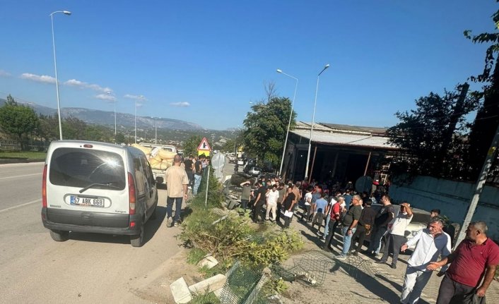 Sinop'ta devrilen otomobildeki 8 kişi yaralandı