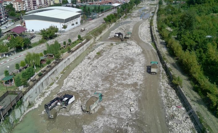 Sinop'ta DSİ, dere yataklarındaki rusubatın temizlenmesi için çalışma yapıyor