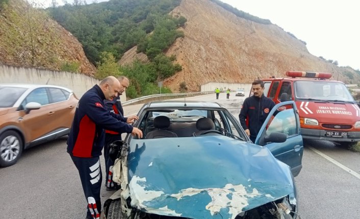 Tokat'ta bariyerlere çarpan otomobildeki 3 kişi yaralandı