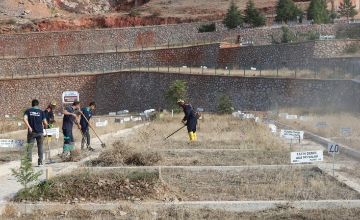 Tokat'taki mezarlıklarda temizlik ve bakım çalışmaları yapılıyor