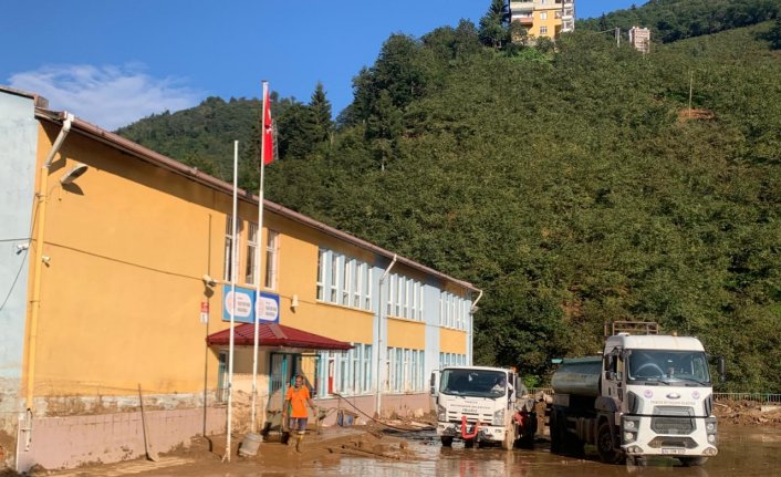 Trabzon Büyükşehir Belediyesi ekipleri selden etkilenen okulun öğrencilerine not bıraktı