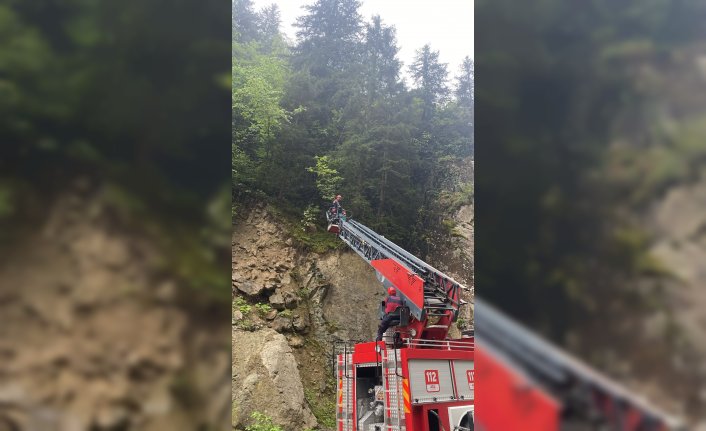 Trabzon'da kayalıklarda mahsur kalan baba ve oğlu kurtarıldı