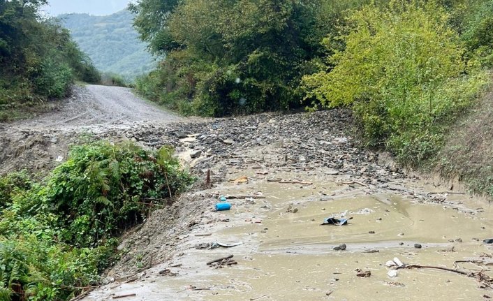 Yakakent'te sağanak nedeniyle oluşan taşkın mahalle içi yolu ulaşıma kapattı