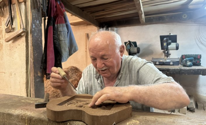 Yaşar usta geleneksel motifleri ilmek ilmek camilere işliyor