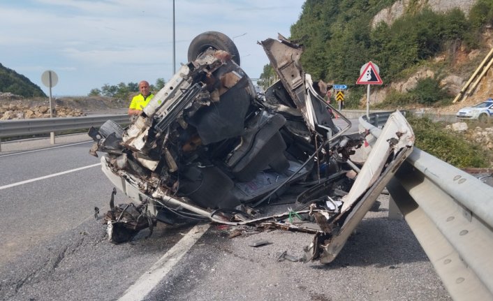 Zonguldak'ta bariyere çarpan hafif ticari aracın sürücüsü yaralandı