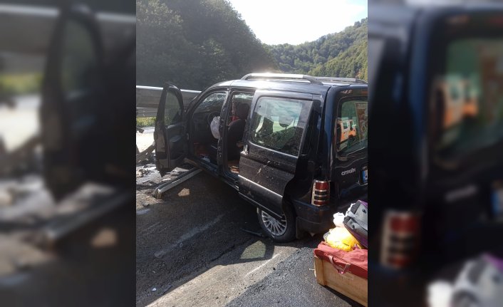 Zonguldak'ta bariyere çarpan hafif ticari araçtaki 2 kişi yaralandı