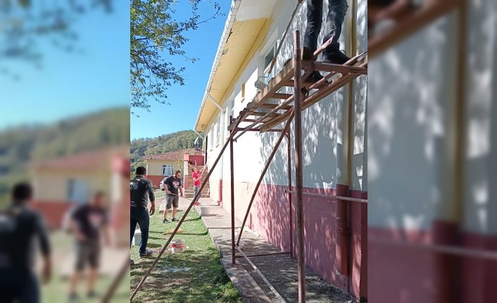 1965 Samsunspor Derneği köy okulunu Samsunspor'un renklerine boyadı