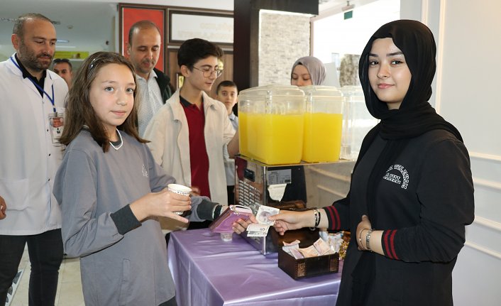 Amasya'da öğrenciler Filistin'e destek olmak için limonata sattı