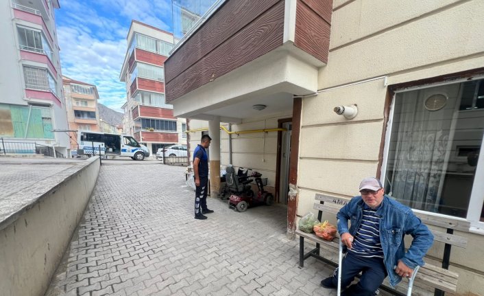 Amasya'da aracının lastiği patlayan engellinin imdadına zabıta yetişti