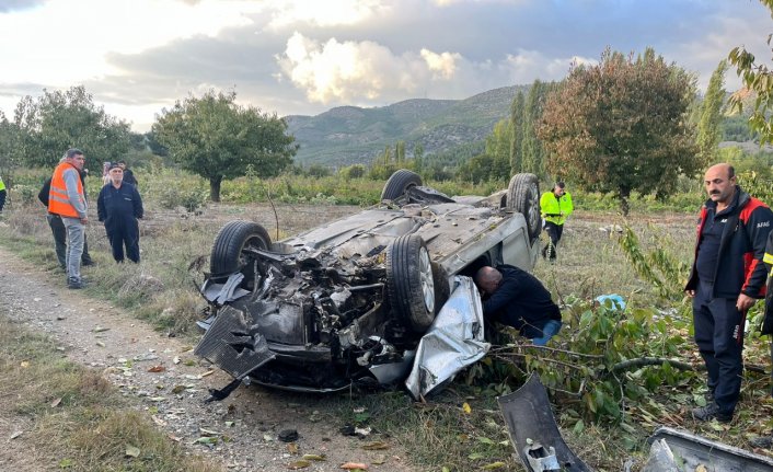 Amasya'da devrilen otomobildeki 1 kişi öldü, 2 kişi yaralandı