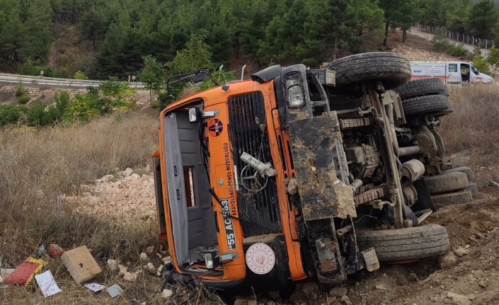 Amasya'da freni boşalınca şarampole devrilen kamyondaki sürücü yaralandı