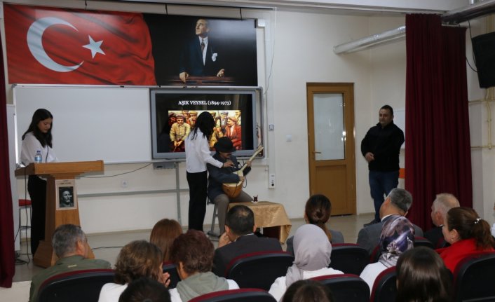 Amasya’da öğrenciler Aşık Veysel’i canlandırarak ders işledi