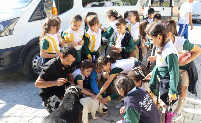 Amasya'da öğrencilerden hayvan barınağına ziyaret