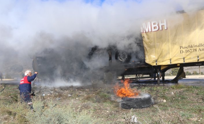 Amasya'da seyir halindeki tırda çıkan yangın hasara neden oldu