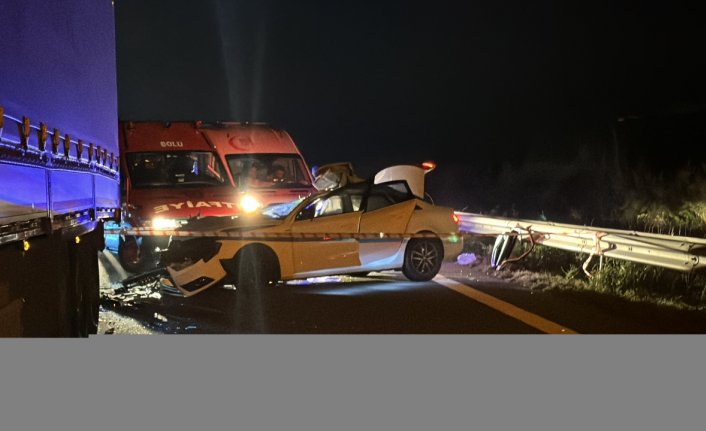 Anadolu Otoyolu'nda tıra çarpan otomobildeki 2 kişi öldü