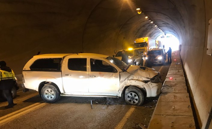 Artvin'de trafik kazasında aynı aileden 3 kişi yaralandı