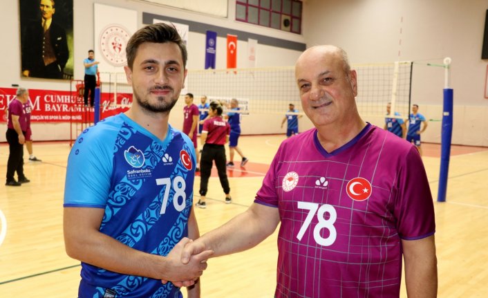 Baba ve oğlu parkede rakip oldu