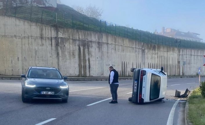 Bartın'da elektrik direğine çarpan otomobilin sürücüsü yaralandı