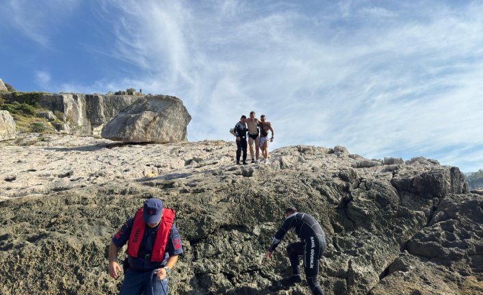 Bartın'da kayalıklarda mahsur kalan Rus turistleri Sahil Güvenlik ekipleri kurtardı