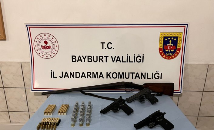 Bayburt'ta kaçakçılık operasyonunda tabanca ve tüfek ele geçirildi