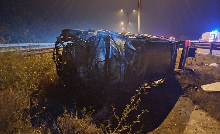 Bolu'da devrilen hafif ticari aracın sürücüsü yaralandı