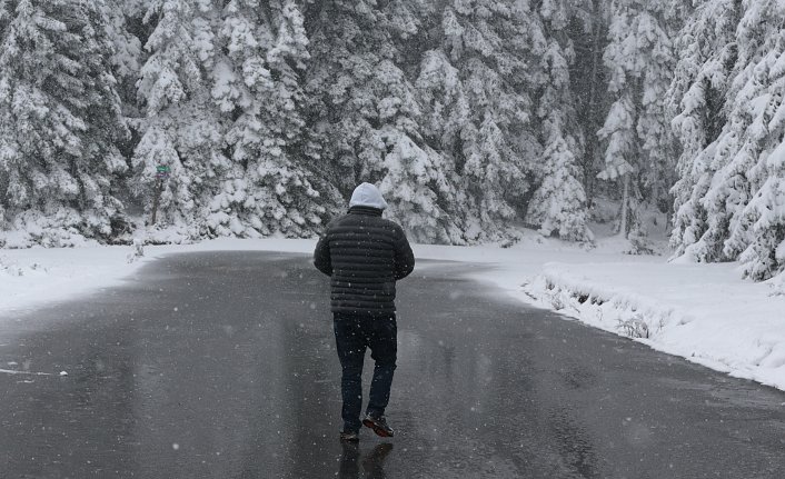 Bolu Dağı'nın Düzce kesiminde sis, Bolu'nun yüksek kesimlerinde kar etkili oldu