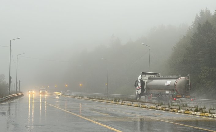 Bolu Dağı'nda sağanak ve sis görüş mesafesini düşürdü