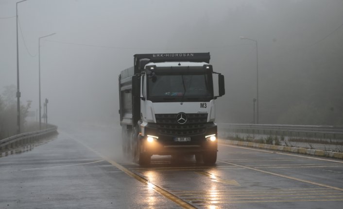 Bolu Dağı'nda sis ve sağanak etkili oldu