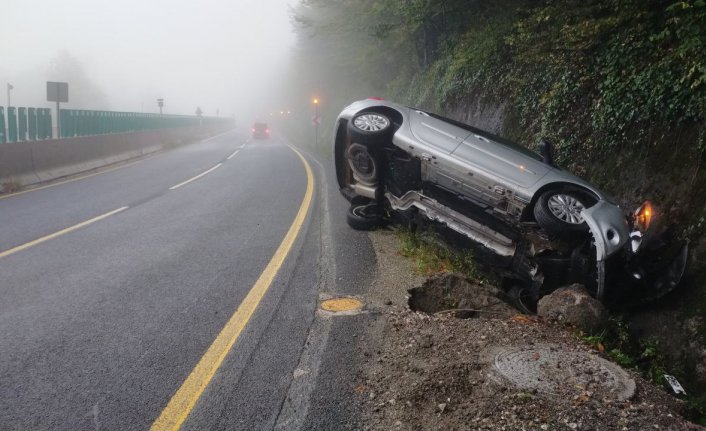 Bolu Dağı'nın Düzce geçişinde devrilen otomobilin sürücüsü ağır yaralandı