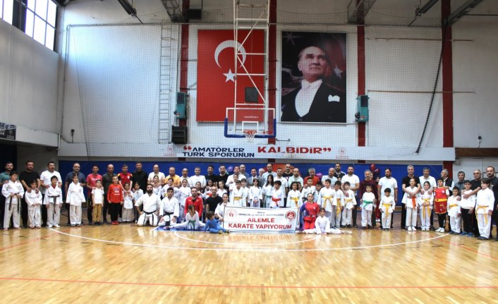 Bolu'da çocuklar aileleriyle karate yaparak eğlendi